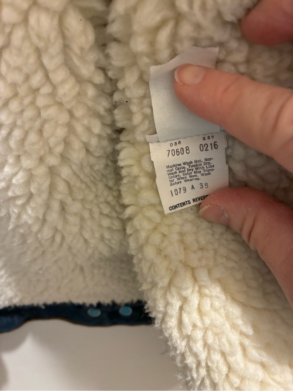 Vintage Levi's Denim Sherpa-Lined Jacket with Cream Collar - Picture 5 of 5
